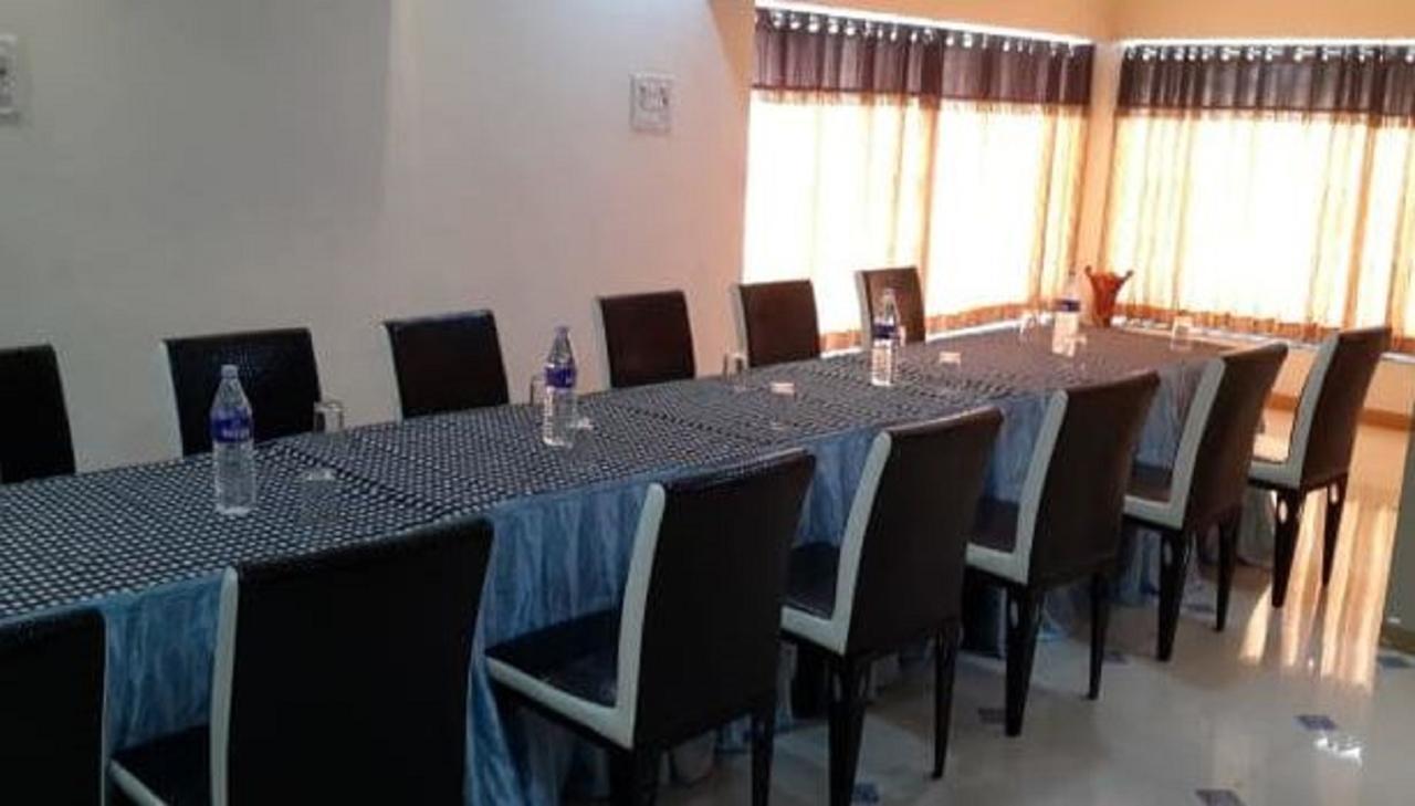 Manohar Mahal Hotel Jālgaon Екстериор снимка