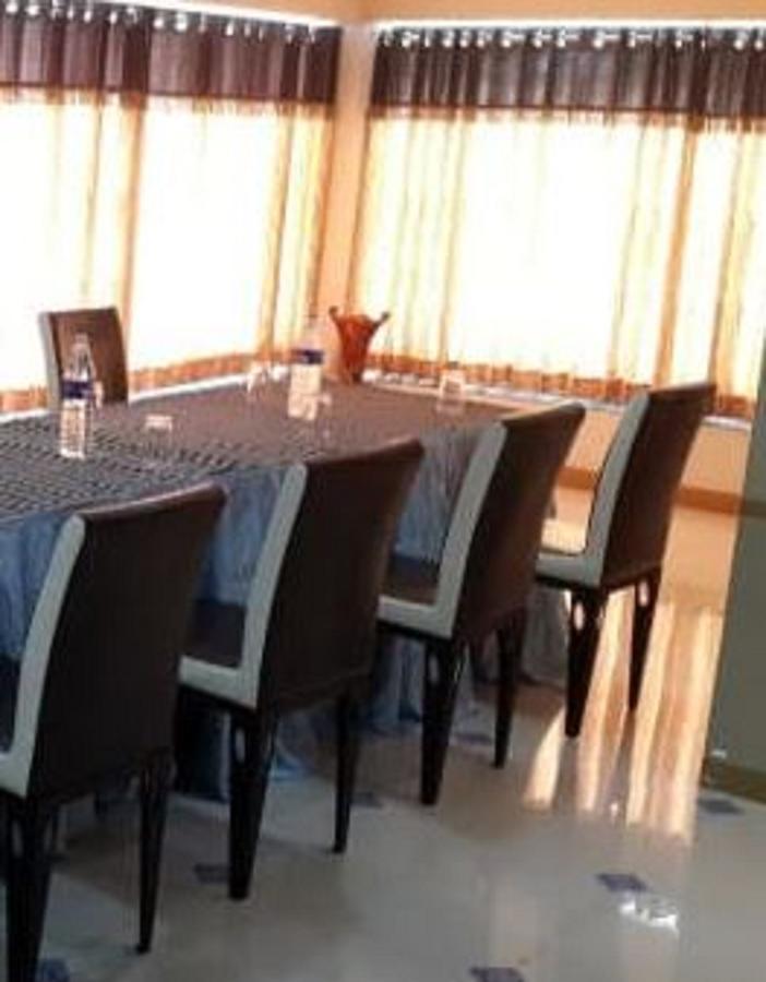 Manohar Mahal Hotel Jālgaon Екстериор снимка