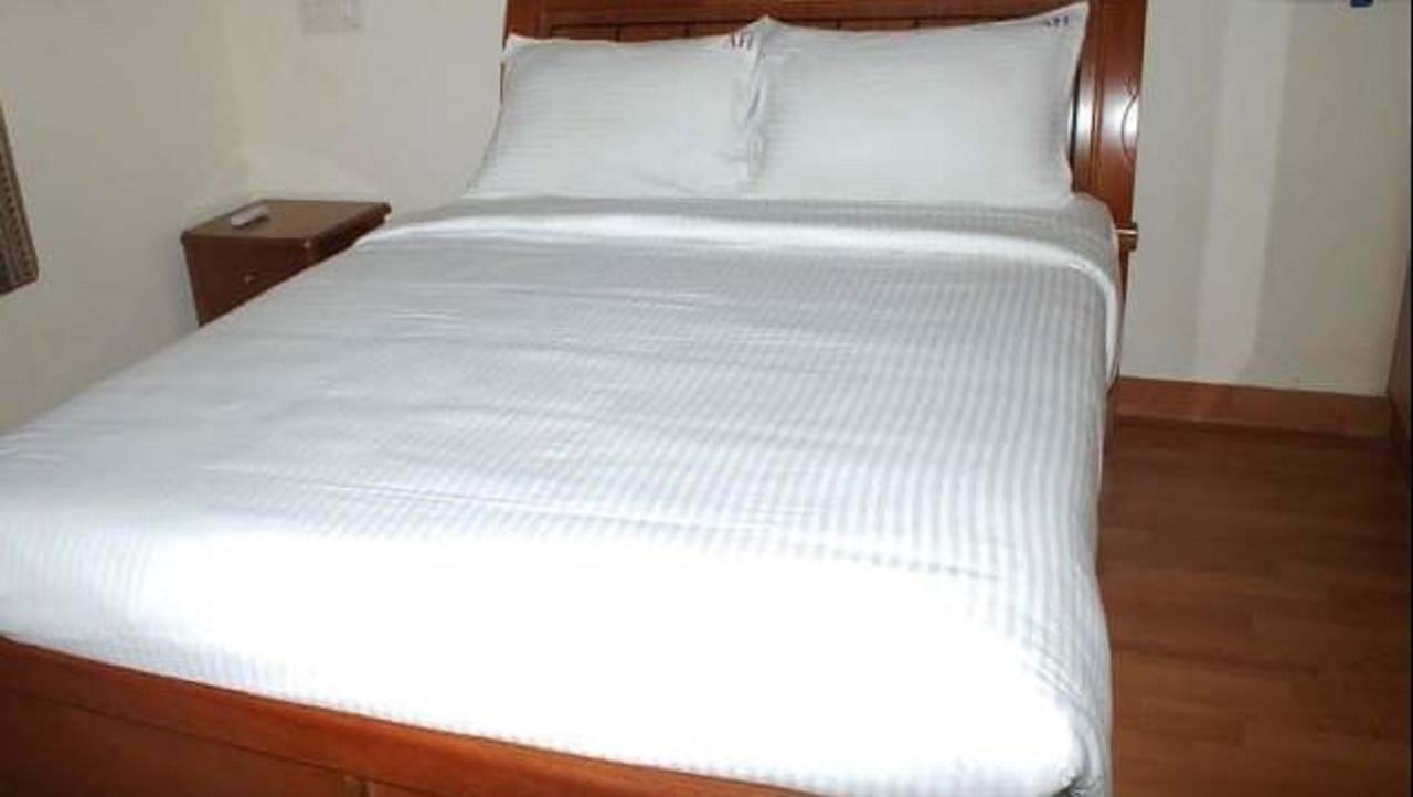 Manohar Mahal Hotel Jālgaon Екстериор снимка